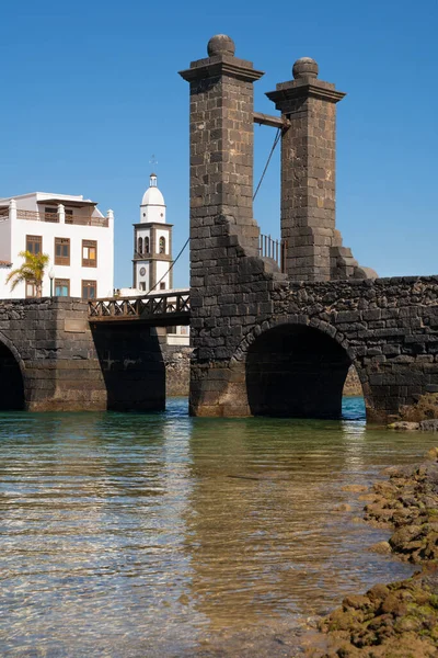 Pont Vers Fort Historique Arrecife Par Une Journée Ensoleillée Avec — Photo