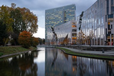 DÜKSELDORF, GERMANY - 7 Kasım 2019: 7 Kasım 2019 'da Almanya' da Düsseldorf şehir merkezinde nehre yakın modern ofis ve alışveriş binaları