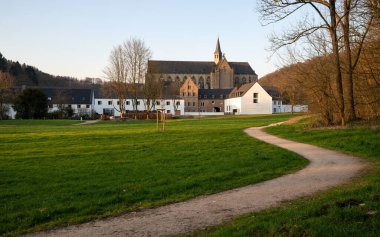 ODENTHAL, GERMANY - 26 Mart 2020: Altenberg katedralinin panoramik görüntüsü 26 Mart 2020 'de Almanya' da akşam ışığında