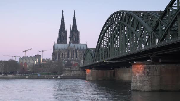 德国科隆黎明前的莱茵河全景 — 图库视频影像