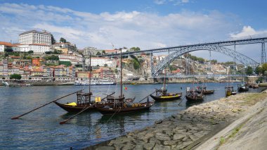 PORTO, PORTUGAL - 28 Ağustos 2017: Portekiz, Avrupa 'da 28 Ağustos 2017 tarihinde Porto' nun eski çeyreğine Douro Nehri üzerinden bakın
