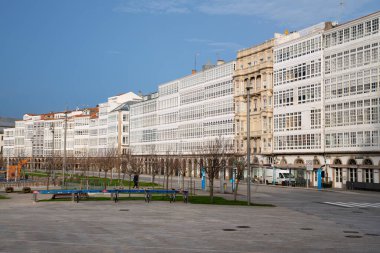 A CORUNA, İspanya - 2 Şubat 2020 'de İspanya' nın başkenti Galiçya 'nın A Coruna şehir merkezindeki limanın panoramik görüntüsü