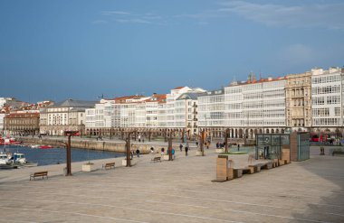 A CORUNA, İspanya - 2 Şubat 2020 'de İspanya' nın başkenti Galiçya 'nın A Coruna şehir merkezindeki limanın panoramik görüntüsü