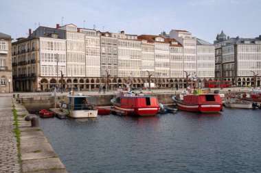 A CORUNA, İspanya - 2 Şubat 2020 'de İspanya' nın başkenti Galiçya 'nın A Coruna şehir merkezindeki limanın panoramik görüntüsü