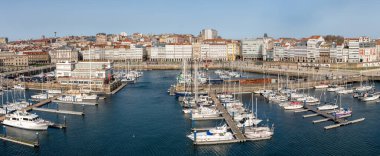 A CORUNA, İspanya - 2 Şubat 2020 'de İspanya' nın başkenti Galiçya 'nın A Coruna şehir merkezindeki limanın panoramik görüntüsü