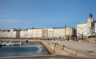 A CORUNA, İspanya - 2 Şubat 2020 'de İspanya' nın başkenti Galiçya 'nın A Coruna şehir merkezindeki limanın panoramik görüntüsü
