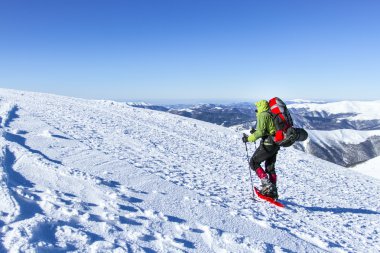 Hiking kış. Dağlarda kar ayakkabıları bir sırt çantası ve çadır hiking kış.