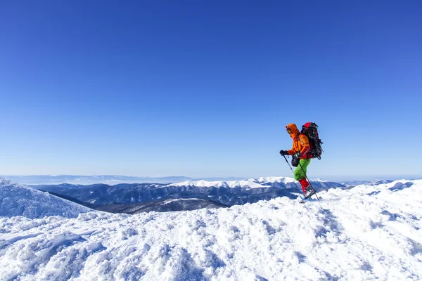 Hiking kış. Dağlarda kar ayakkabıları bir sırt çantası ve çadır hiking kış — Stok fotoğraf