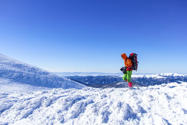 Caminhadas de inverno.Caminhadas de inverno nas montanhas em sapatos de neve com mochila e tenda — Fotografia de Stock