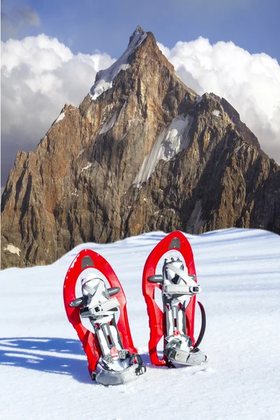 Caminhadas de inverno.Caminhadas de inverno nas montanhas em sapatos de neve com mochila e tenda . — Fotografia de Stock