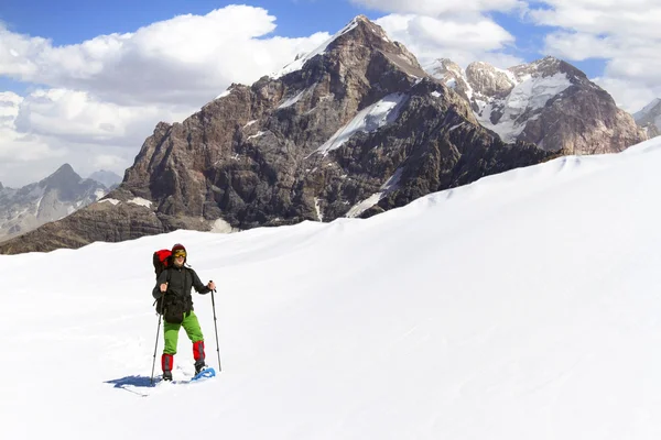 Caminhadas de inverno.Caminhadas de inverno nas montanhas em sapatos de neve com mochila e tenda . — Fotografia de Stock