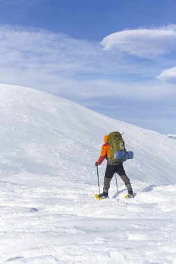 Hiking kış. Dağlarda kar ayakkabıları bir sırt çantası ve çadır hiking kış.