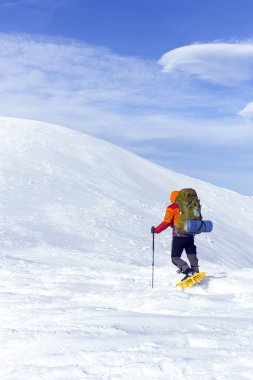 Hiking kış. Dağlarda kar ayakkabıları bir sırt çantası ve çadır hiking kış.