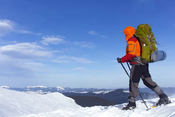 Winter hiking.Winter hiking in the mountains on snowshoes with a backpack and tent. — Stock Photo, Image