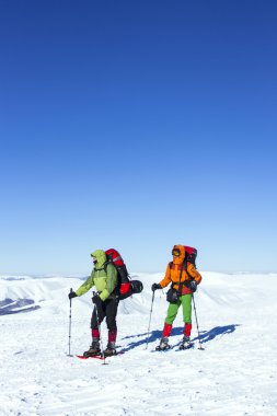 Hiking kış. Dağlarda kar ayakkabıları bir sırt çantası ve çadır hiking kış.