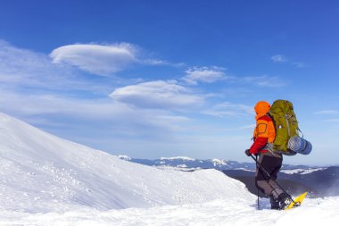 Hiking kış. Dağlarda kar ayakkabıları bir sırt çantası ve çadır hiking kış.