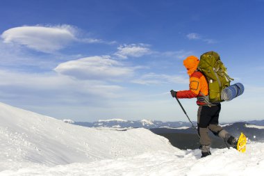 Hiking kış. Dağlarda kar ayakkabıları bir sırt çantası ve çadır hiking kış.