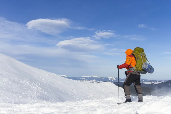 Winterwandelingen. Winter in de bergen te wandelen op sneeuwschoenen met een rugzak en tent. — Stockfoto