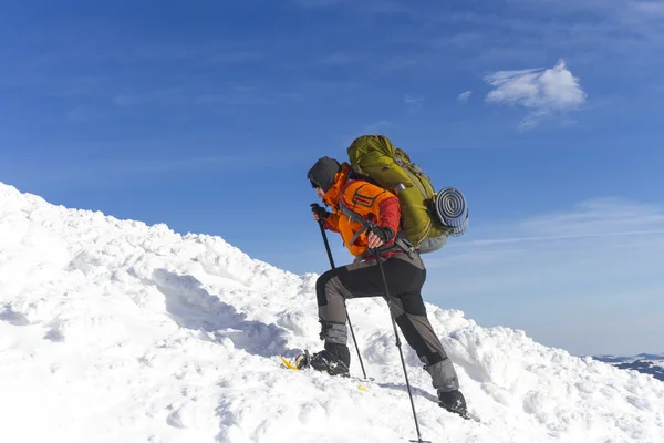 Winter hiking.Winter hiking in the mountains on snowshoes with a backpack and tent. — Stock Photo, Image