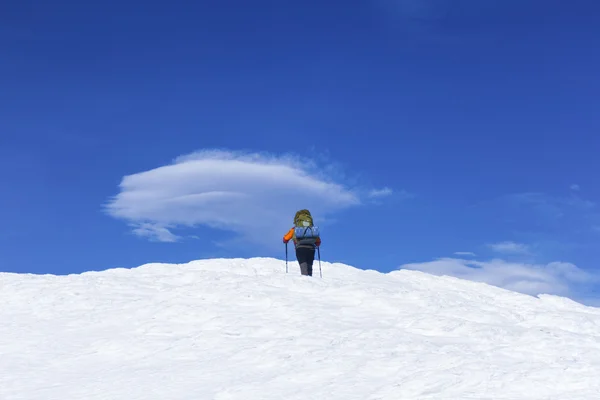 Randonnée hivernale.Randonnée hivernale en montagne en raquettes avec sac à dos et tente . — Photo