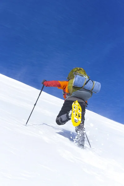 冬季徒步旅行。在山里徒步旅行带着背包和帐篷雪的冬天. — 图库照片