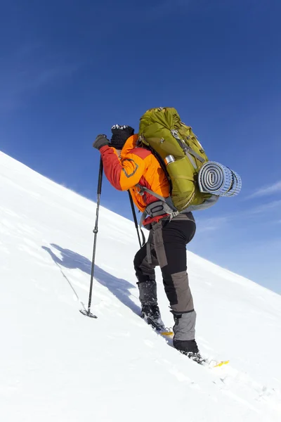 冬のハイキング。冬のバックパック、テント、スノーシューで山でのハイキング. — ストック写真