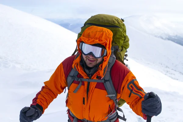 Senderismo de invierno en las montañas en raquetas de nieve con una mochila y tienda de campaña . —  Fotos de Stock