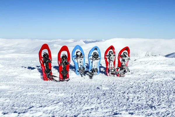 Senderismo de invierno en las montañas en raquetas de nieve con una mochila y tienda de campaña . —  Fotos de Stock