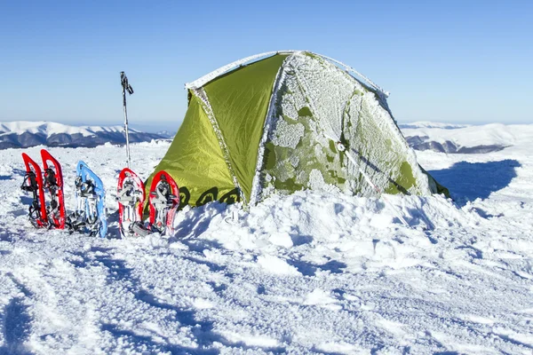 Winterwandelingen. Winter in de bergen te wandelen op sneeuwschoenen met een rugzak en tent. — Stockfoto