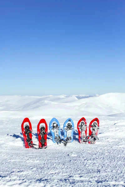 Hiking kış. Dağlarda kar ayakkabıları bir sırt çantası ve çadır hiking kış. — Stok fotoğraf