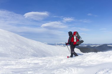 Hiking kış. Dağlarda kar ayakkabıları bir sırt çantası ve çadır hiking kış.