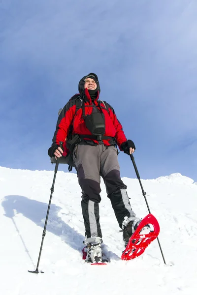 冬のハイキング。冬のバックパック、テント、スノーシューで山でのハイキング. — ストック写真