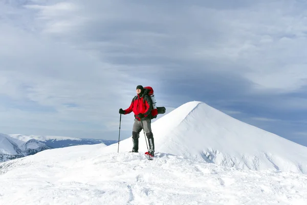 Zimowe szlaki piesze. Zimowe szlaki piesze w góry na rakietach śnieżnych z plecaka i namiot. — Zdjęcie stockowe