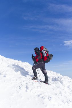 Hiking kış. Dağlarda kar ayakkabıları bir sırt çantası ve çadır hiking kış.