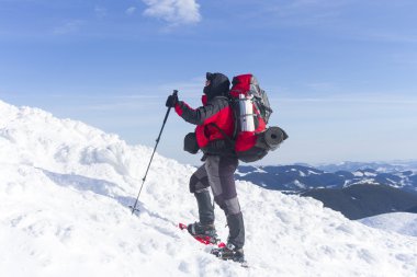 Hiking kış. Dağlarda kar ayakkabıları bir sırt çantası ve çadır hiking kış.