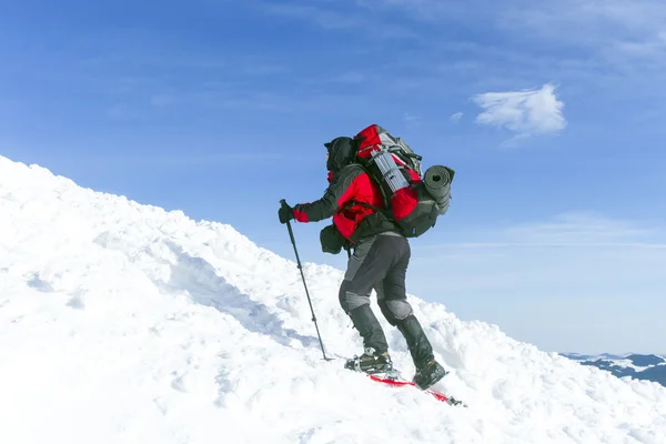 Winterwandelingen. Winter in de bergen te wandelen op sneeuwschoenen met een rugzak en tent. — Stockfoto