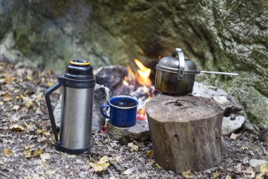 Yemek kahvaltı. Yemek kahvaltı bir yaz kampında bir kamp ateşi üzerinde.