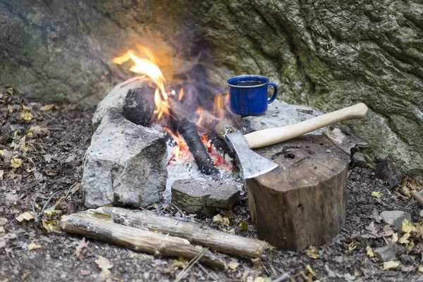 Cooking breakfast.Cooking breakfast on a campfire at a summer camp. — Stock Photo, Image