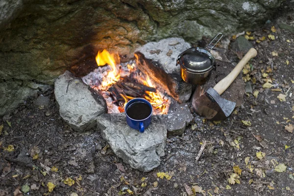 Főzés a reggeli. Főzés reggeli egy tábortűz egy nyári tábor. — Stock Fotó
