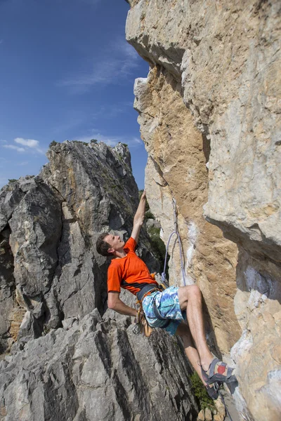 Cliffhanger.Rock grimpeur pour escalader le mur . — Photo