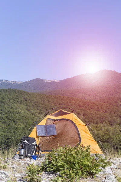 Zelten auf dem Berggipfel. — Stockfoto