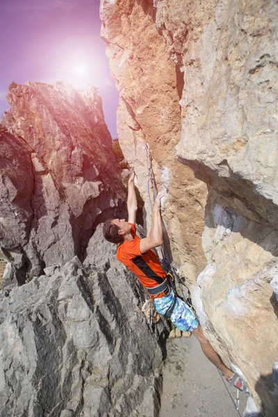 Cliffhanger.Rock 벽 등반 산악인. — 스톡 사진