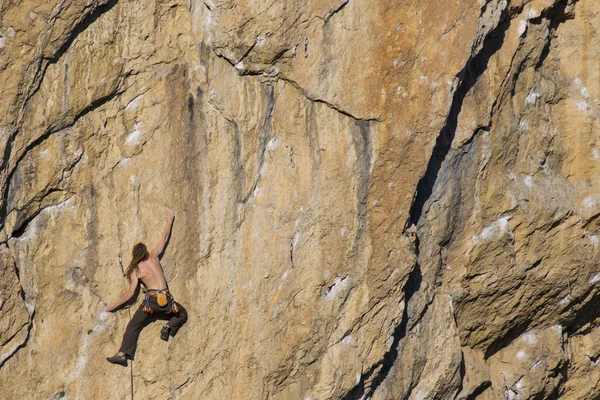 Duvara tırmanmaya Cliffhanger.Rock dağcı. — Stok fotoğraf