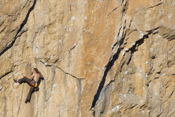 Cliffhanger.Rock 벽 등반 산악인. — 스톡 사진