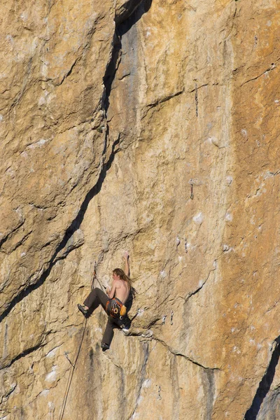 Cliffhanger.Rock klimmer te beklimmen van de muur. — Stockfoto