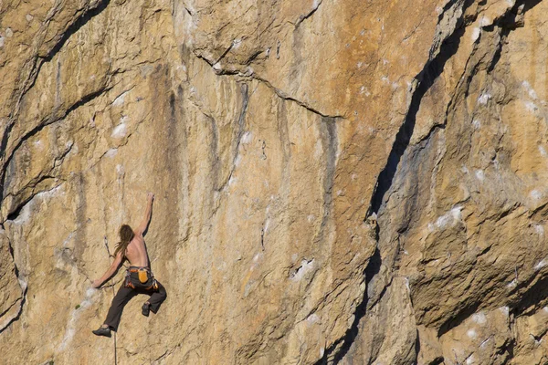 Cliffhanger.Rock mászó mászni a falon. — Stock Fotó