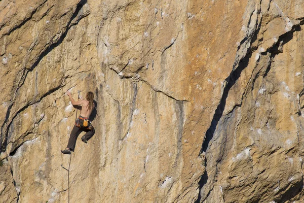 Cliffhanger.Rock klättrare klättra väggen. — Stockfoto