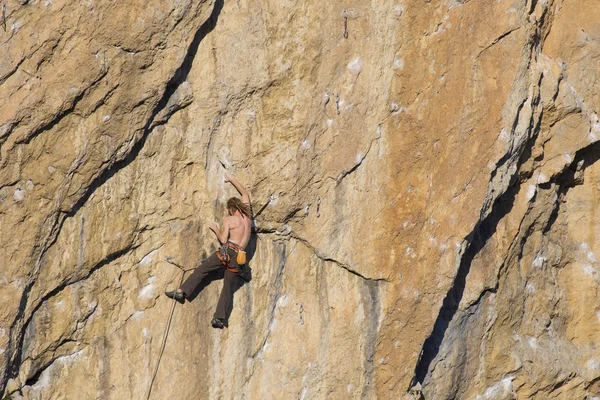 Cliffhanger.Rock 登山者爬墙. — 图库照片