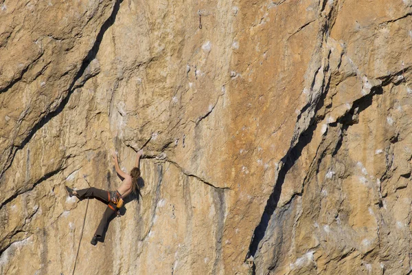 Cliffhanger.Rock escalador para escalar la pared . — Foto de Stock