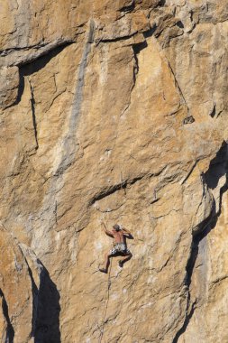 Duvara tırmanmaya Cliffhanger.Rock dağcı.